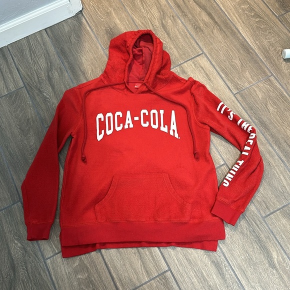 Coca-Cola “it’s the real thing” red fleece sweatshirt with hood and front pocket - Picture 3 of 5